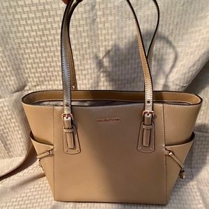 MICHAEL KORS VOYAGER E/W CROSSGRAIN LEATHER TOTE